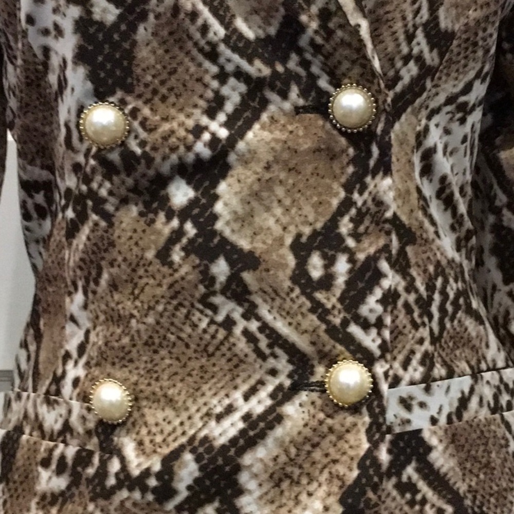 Chic Snakeskin Print Blazer - Picture 4 of 8